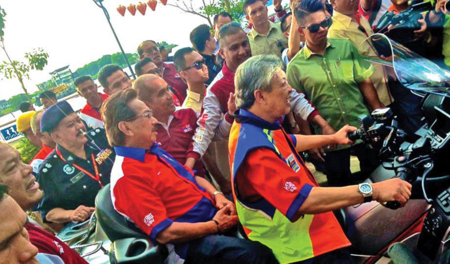 ZAHID dan Ketua Menteri Sabah Datuk Seri Musa Aman menunggang bersama sebagai simbolik tamat program Borneo Solidarity Ride 2017.
