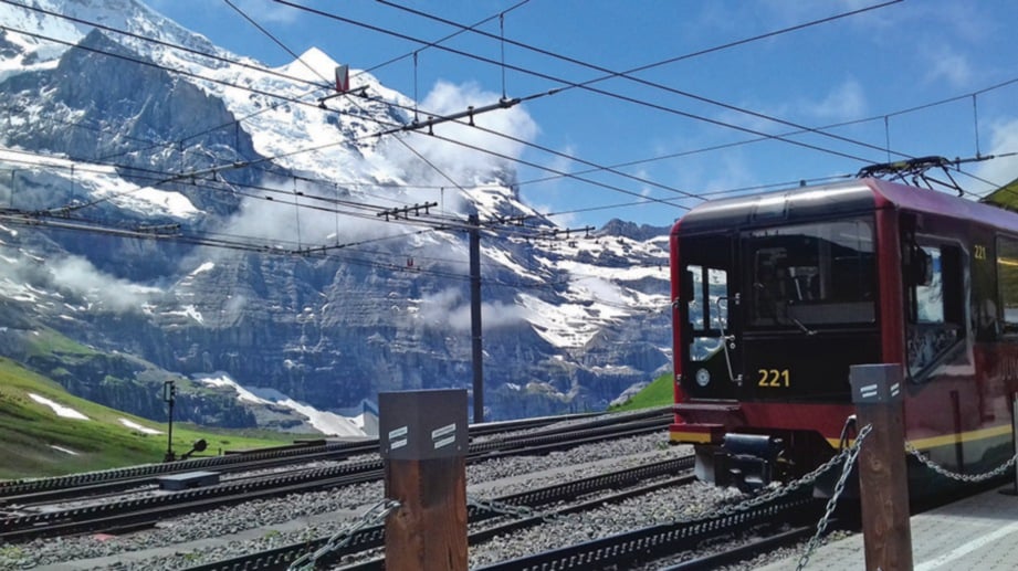 PEMANDANGAN pergunungan Alps dari Kleine Scheidegg, Switzerland.
