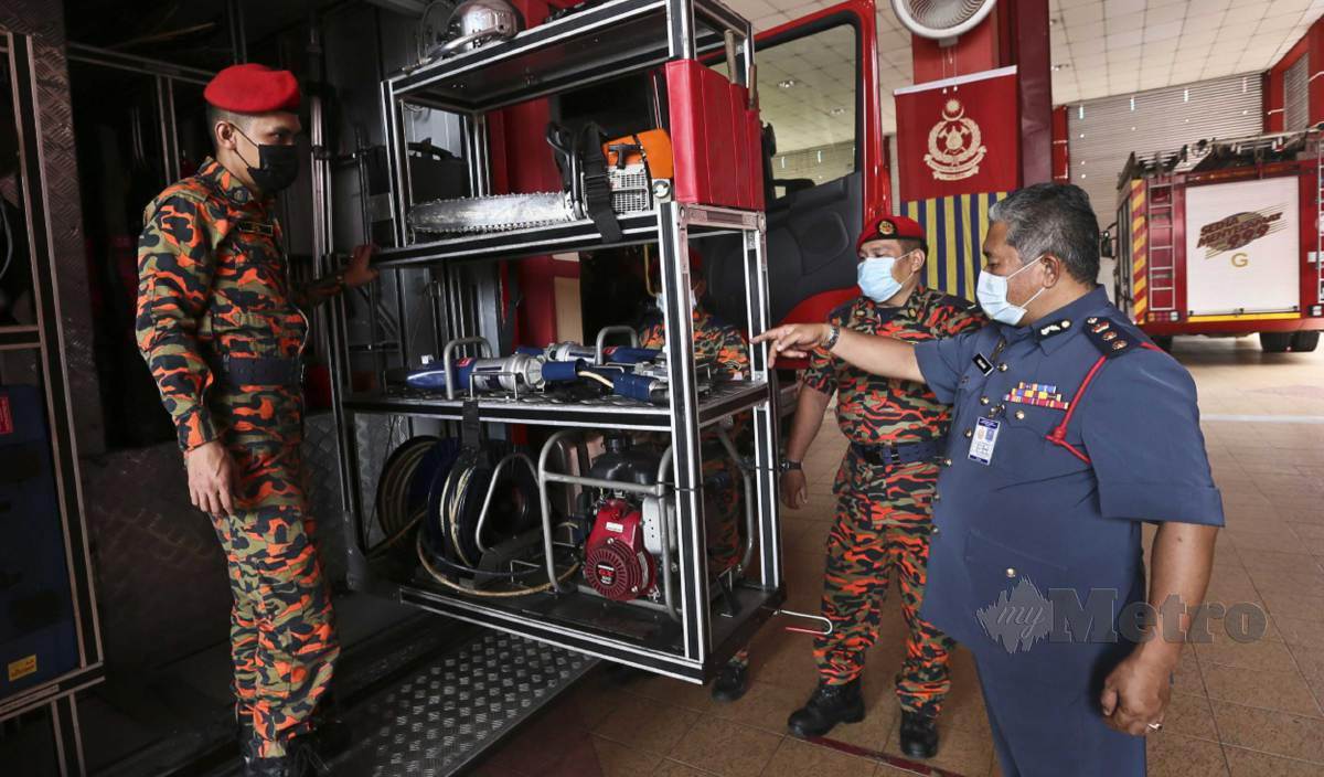 MD Hilman (kanan) bersama anggota memeriksa aset dan peralatan bomba di Ibu Pejabat Balai Bomba dan Penyelamat Kuala Terengganu.  FOTO Ghazali Kori