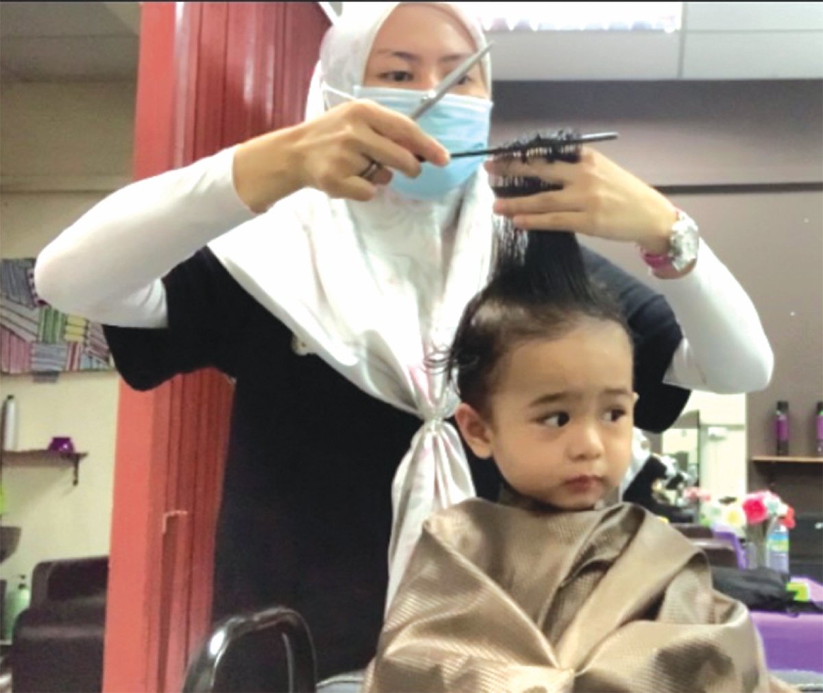 PERLU pastikan jenis rambut kanak-kanak sebelum membuat keputusan menggunakan peralatan pemotong rambut.