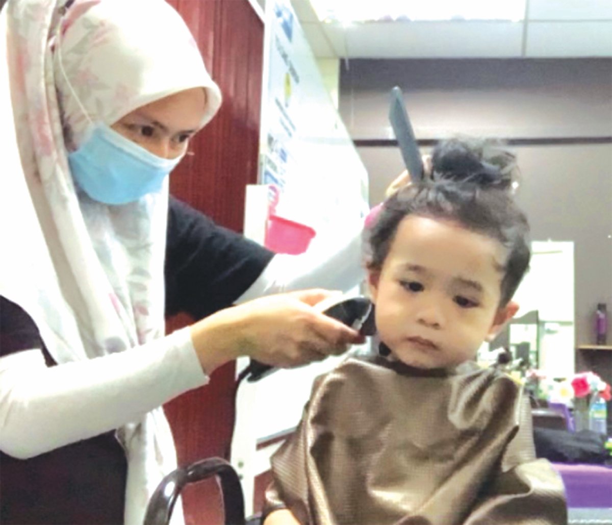 IBU bapa perlu berhati-hati ketika memotong di bahagian tepi kepala kanak-kanak dan perlu ‘melipatkan’ telinga jika ingin memotong di belakangnya.