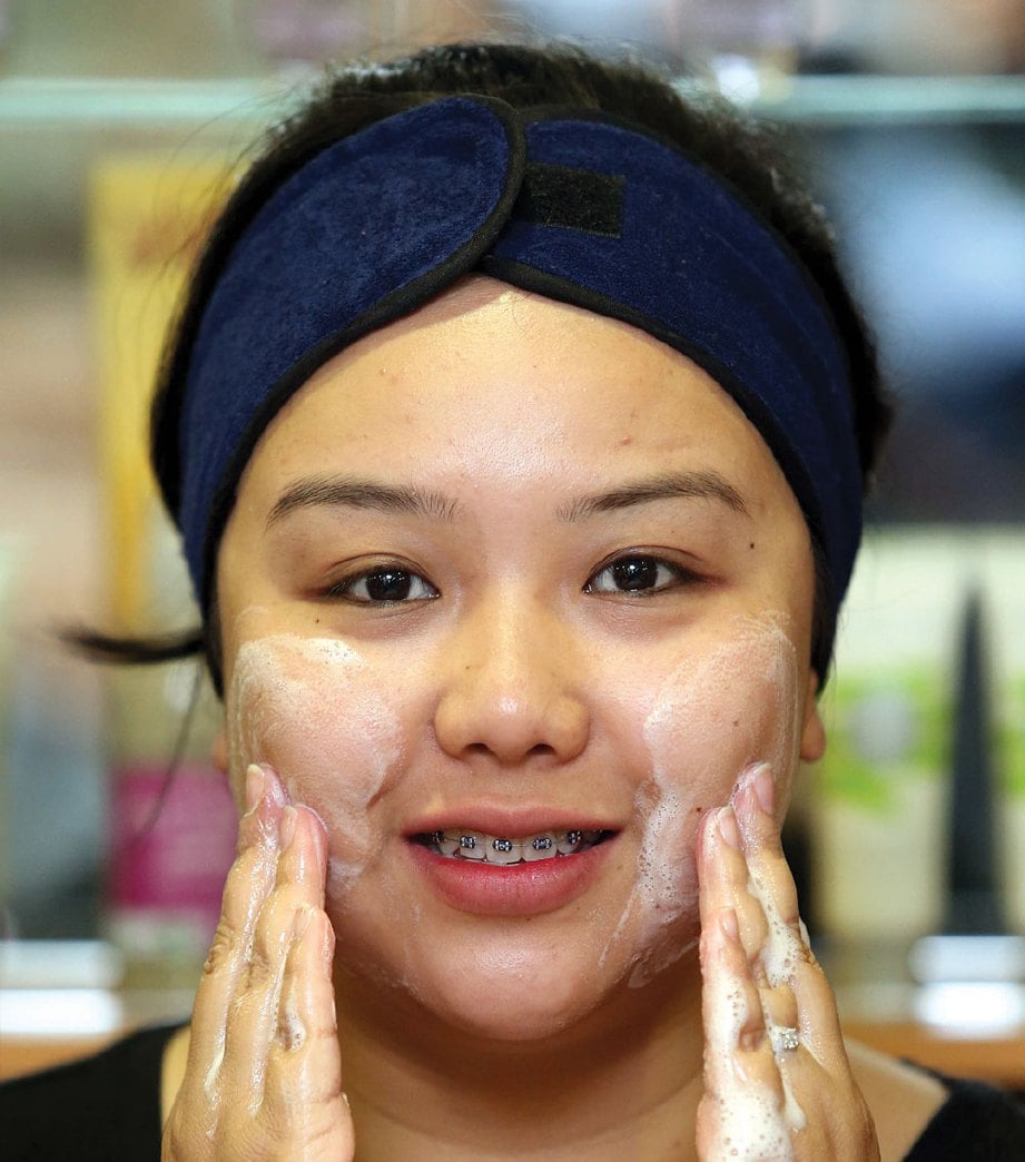 4. BERSIHKAN wajah menggunakan buih pembersih wajah.