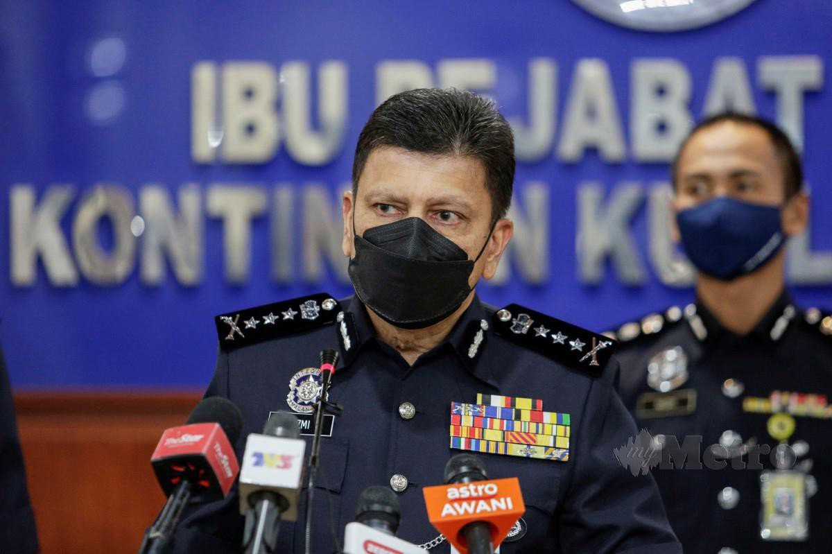 Azmi mengadakan sidang media susulan penangkapan dan rampasan kereta klon di Ibu Pejabat Kontinjen Kuala Lumpur. FOTO AIZUDDIN SAAD