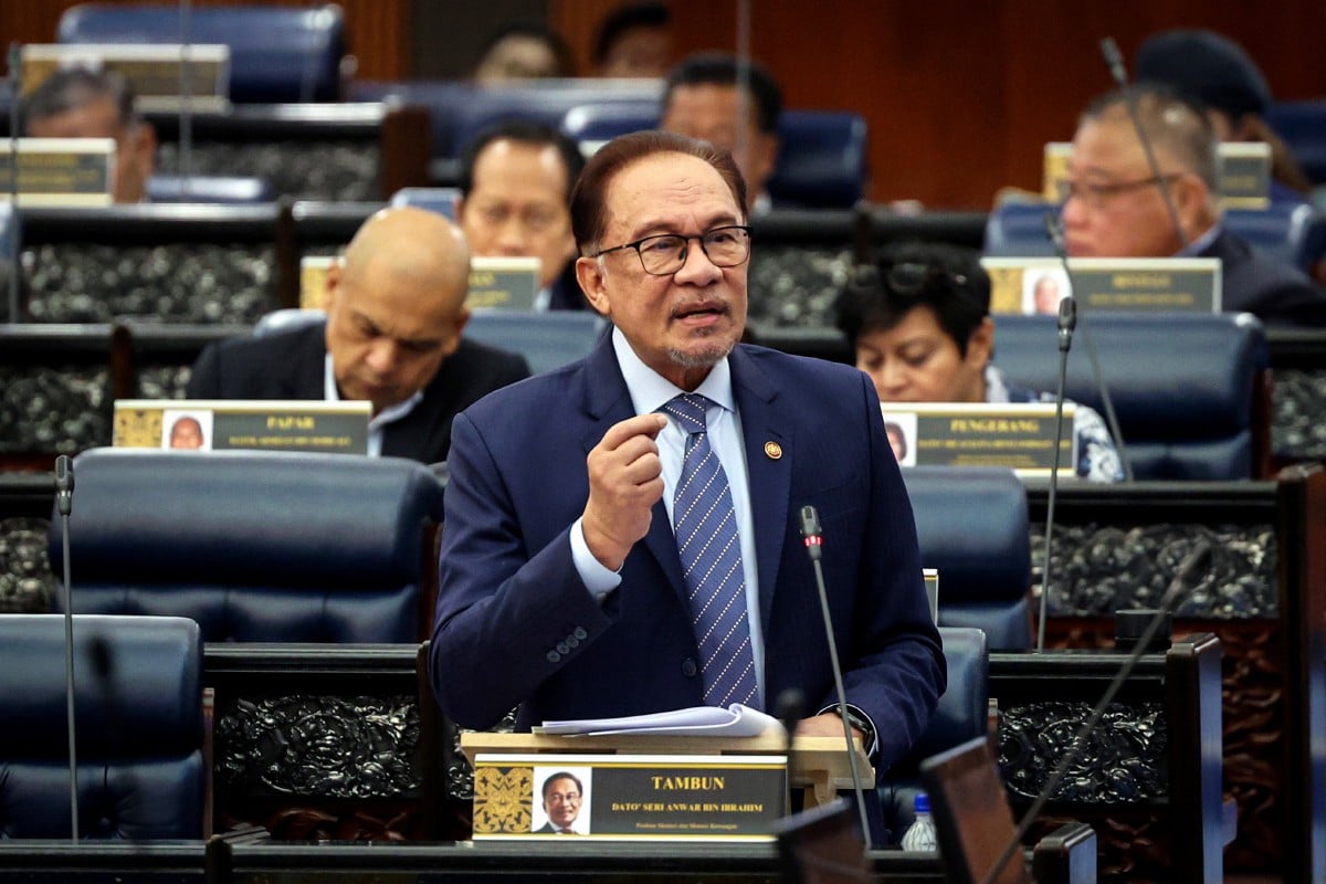 Anwar ketika Sidang Dewan Rakyat di Bangunan Parlimen hari ini. FOTO BERNAMA