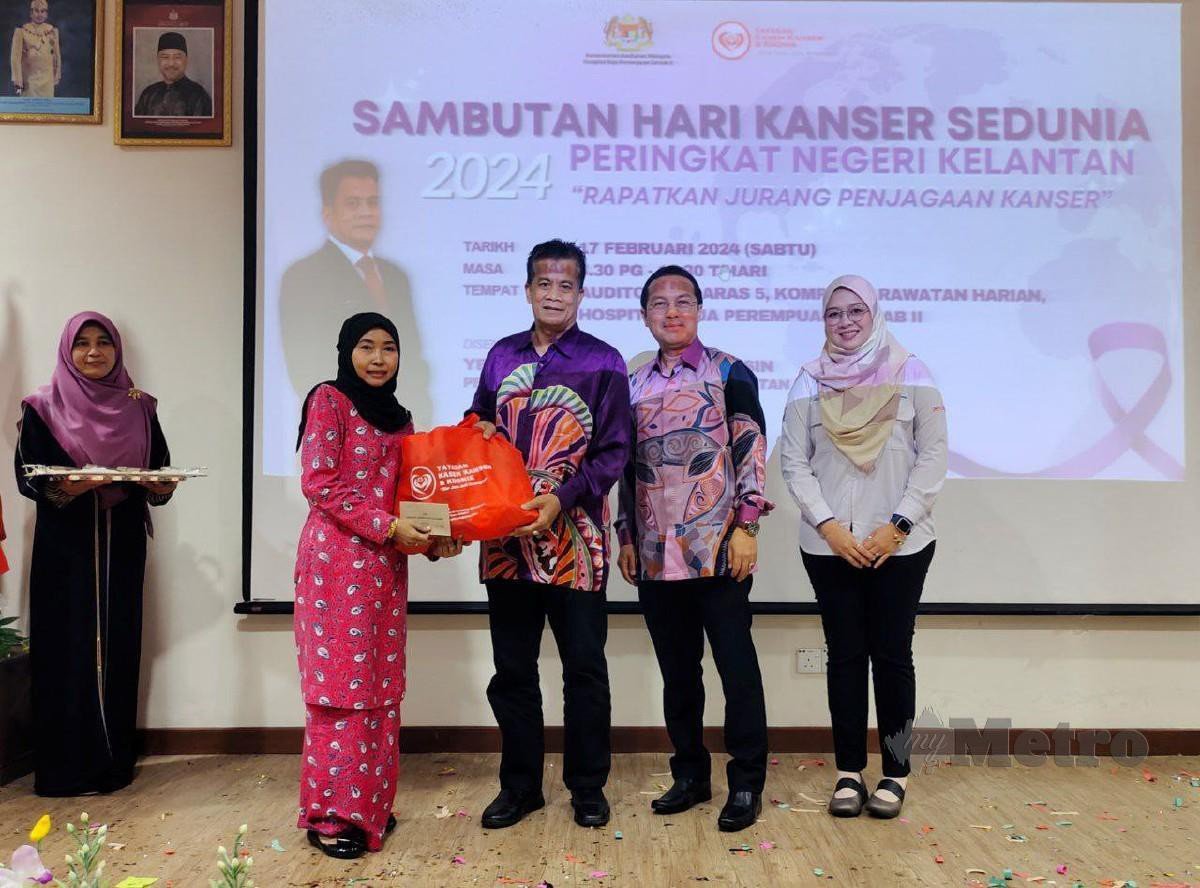 Dr Zaini Hussin, (tiga dari kanan) menyampaikan sumbangan kewangan kepada salah seorang pesakit kanser payudara di  Sambutan Hari Kanser Sedunia 2024 Peringkat Negeri Kelantan di Auditorium Kompleks Rawatan Harian, Hospital Raja Perempuan Zainab (HRPZ) II, di sini, hari ini. FOTO SYAHERAH MUSTAFA