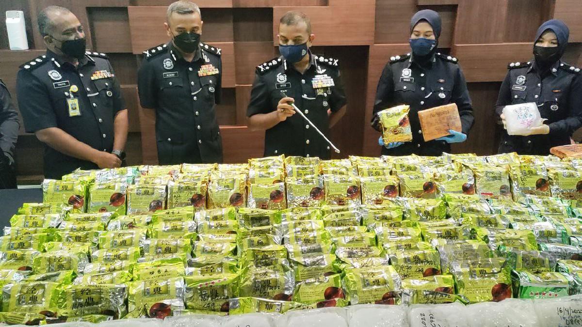 Ayob Khan (tengah) menunjukkan sebahagian dadah jenis syabu dan ganja yang dirampas dalam lima serbuan di Kedah dan Pulau Pinang bernilai RM7.74 juta pada 16 dan 18 April lalu. FOTO ZULIATY ZULKIFFLI