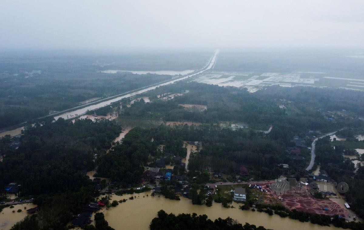 Keadaan utama ke Kampung Tersang - Rantau Panjang yang memasuki  pekan Rantau Panjang ditenggelami banjir ditutup kepada semua kenderaan berikutan limpahan air sungai golok. FOTO NIK ABDULLAH NIK OMAR