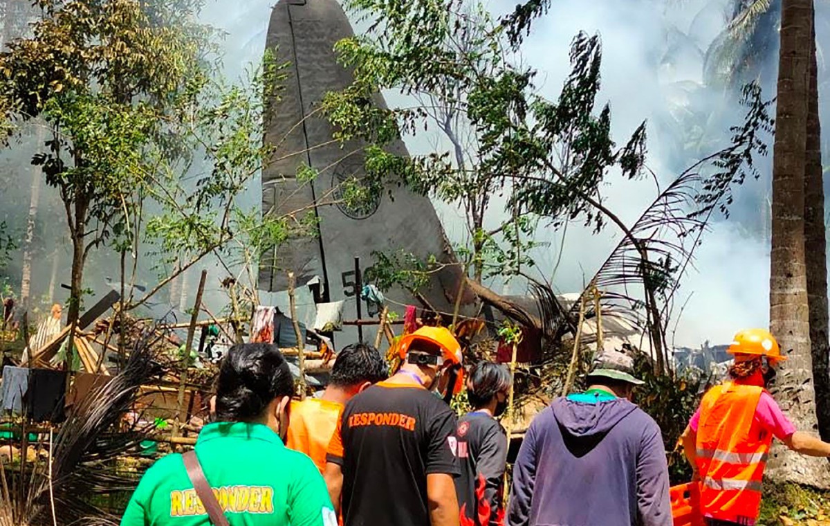 PETUGAS penyelamat tiba untuk mencari dan menyelamat mangsa di kawasan pesawat tentera Filipina C-130 terhempas. FOTO Pasukan Petugas Bersama-Sulu/ AFP.
