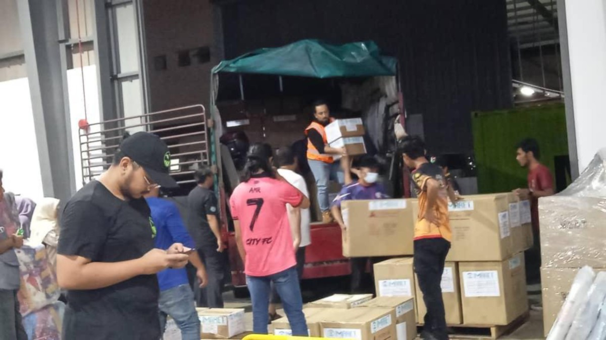 Sukarelawan Ops Ihsan menguruskan barangan keperluan hasil sumbangan rakyat Malaysia untuk diagih kepada penduduk Gaza di Pusat Operasi Utama Ops Ihsan di Gudang MAPIM Malaysia di Sepang, Selangor. FOTO Ihsan Sekretariat Ops Ihsan