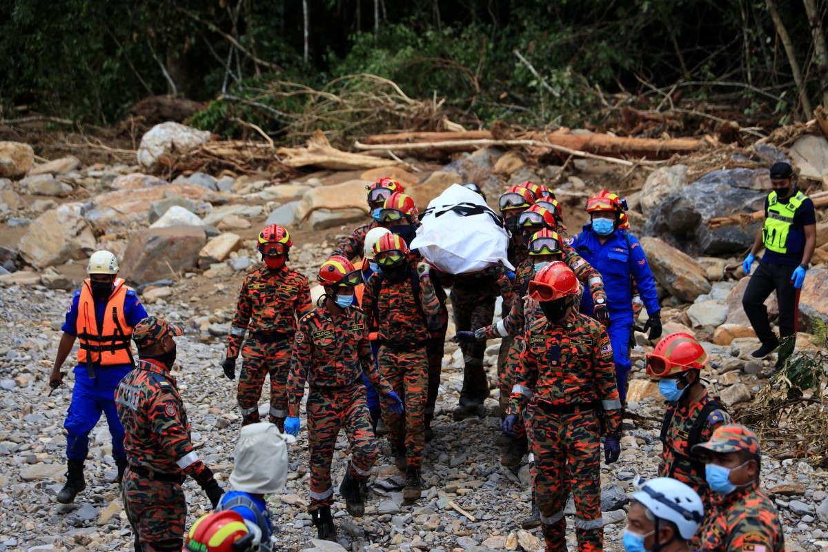 Jenazah Ridwan ditemui oleh pasukan penyelamat di Pusat Peranginan Titi Hayun. FOTO BERNAMA