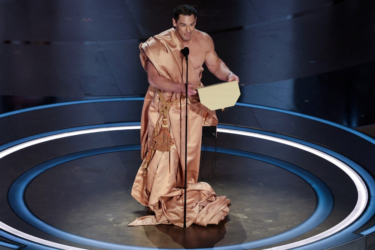 John Cena ketika menyampaikan anugerah kategori Rekaan Kostum Terbaik di Anugerah Oscar 2024. FOTO REUTERS