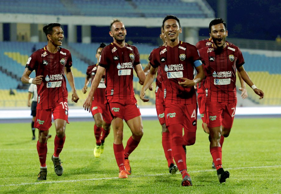 PEMAIN Perak meraikan gol ketika menentan gPKNP FC di Stadium Negeri Batu Kawan, Pulau Pinang. -Foto RAMDZAN MASIAM