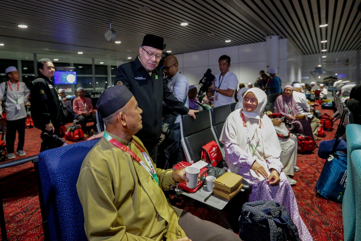 Syed Saleh ketika bertemu bersama kumpulan jemaah Haji Malaysia ke Tanah Suci di Lapangan Terbang Antarabangsa Kuala Lumpur (KLIA). FOTO ASYRAF HAMZAH