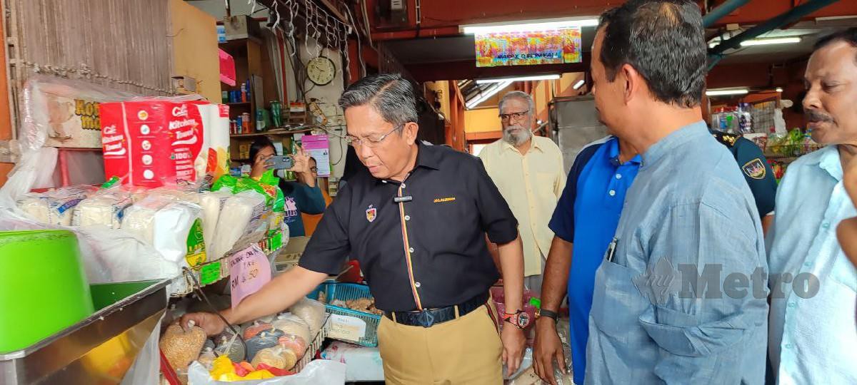 Jalaluddin ketika program walkabout di Pasar Awam Simpang Pertang. FOTO ABNOR HAMIZAM ABD MANAP
