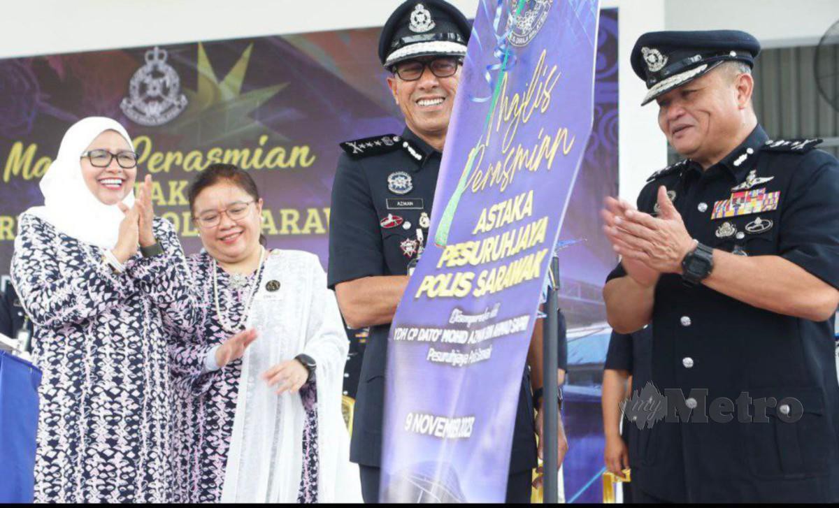 Mohd Azman Ahmad Sapri, merasmikan Astaka dan Dewan Terbuka IPK Sarawak. FOTO NADIM BOKHARI