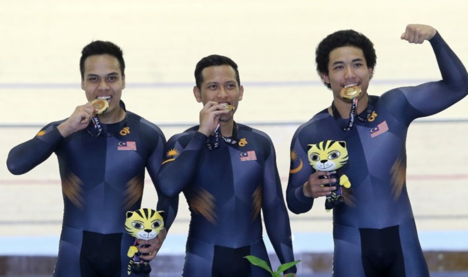 SHARIZ (tengah), Fadli (kanan) dan Khairil (kiri) memenangi emas dalam acara pecut berpasukan Sukan Sea KL2017 di Veledrom Nasional Nilai. 