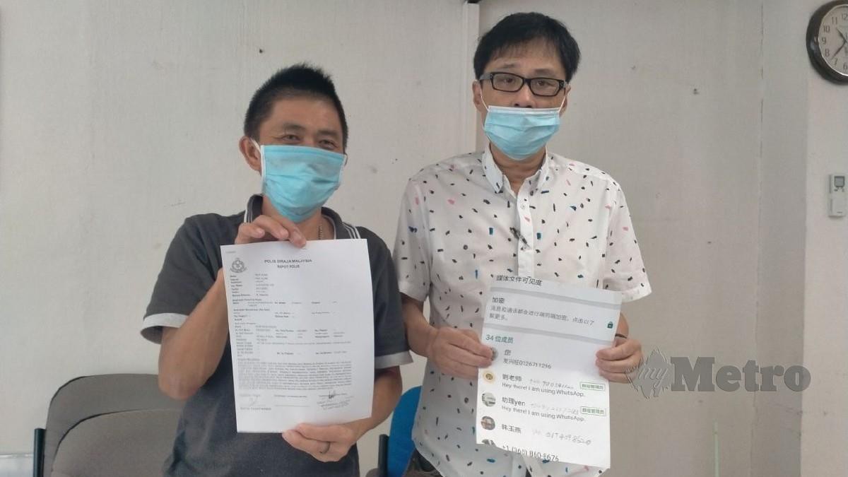 Mun Keong (kiri) bersama Michael menunjukkan laporan polis yang dibuat selepas menjadi mangsa penipuan di Johor Bahru hari ini. Foto Omar Ahmad 
