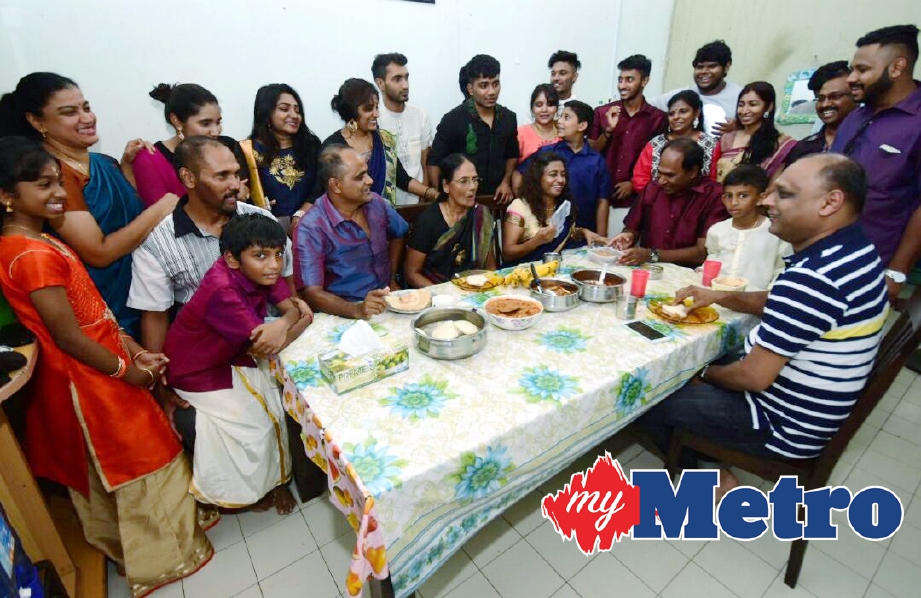 MANIAM bersama keluarga menikmati hidangan istimewa sempena sambutan Deepavali. -Foto MOHD ASRI SAIFUDDIN MAMAT