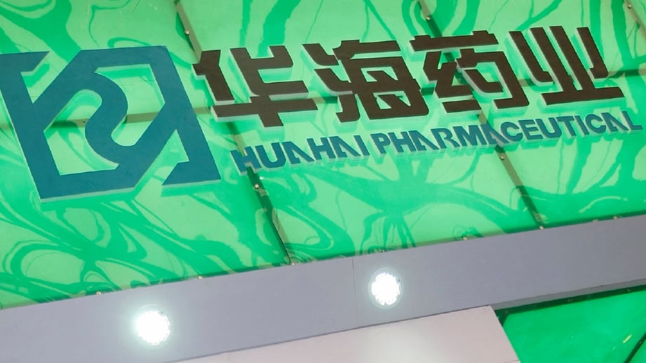 Logo pengeluar ubat Zhejiang Huahai Pharmaceutical Co Ltd yang menyertai expo farmasi di Shanghai, China. FOTO REUTERS