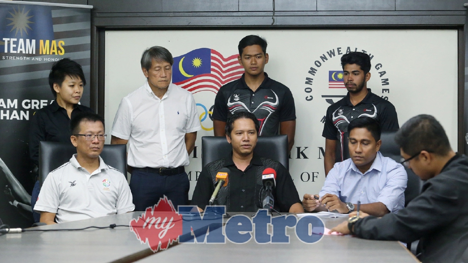 Mohd Hisyam (tengah) bersama atlet kanu yang akan mewakili Malaysia ke Sukan Asia 2018. FOTO EIZAIRI SHAMSUDIN