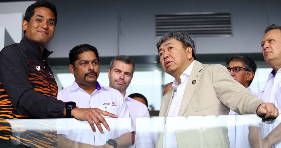 SULTAN Sharafuddin Idris Shah, diiringi Khairy  (kiri) meninjau keadaan Stadium Nasional sempena Sukan Sea Kuala Lumpur 2017 di Bukit Jalil. -Foto MOHAMAD SHAHRIL BADRI SAALI