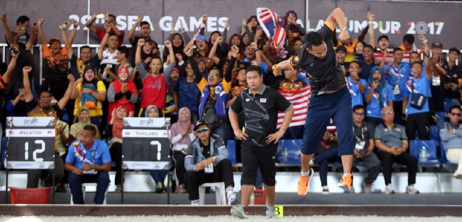 HAFIZUDDIN (kanan) melompat meraikan kejayaan mendapat emas dan menumpaskan Thailand. -Foto NUR ADIBAH AHMAD IZAM