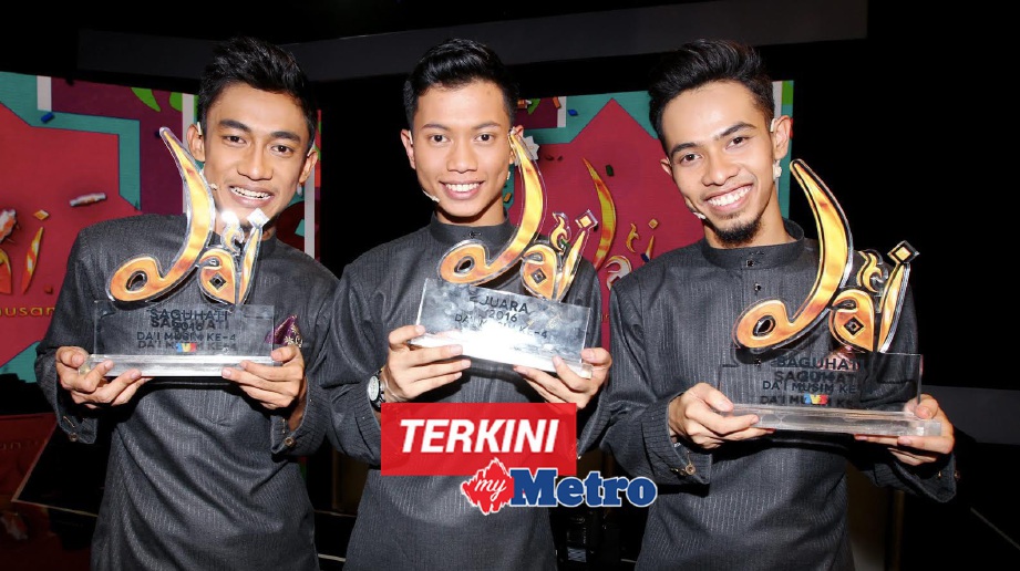 Niezal Sabri (tengah) bersama naib juara, Muhammad Nasrul  (kanan) dan Saiful Marzuki di tempat ketiga. FOTO NSTP/MAHZIR MAT ISA