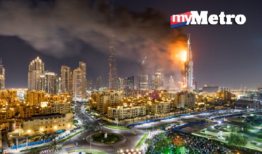 Api yang marak membakar bangunan  Address Downtown di Dubai, malam tadi. - Foto  EPA