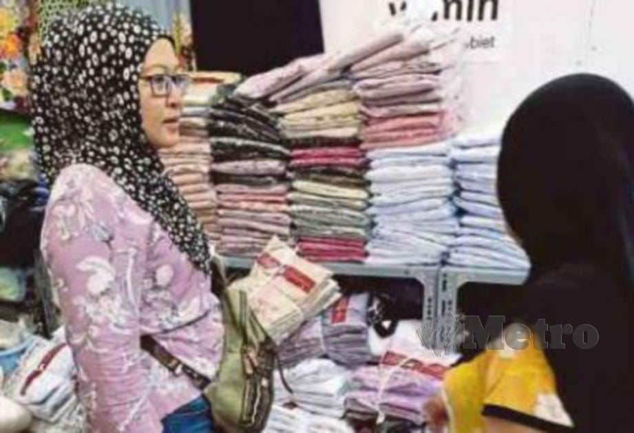 JUNAIDAH menyamar sebagai pembeli sebelum mendapat bukti kewujudan telekung jenama Siti Khadijah palsu yang dijual bebas di Vietnam.