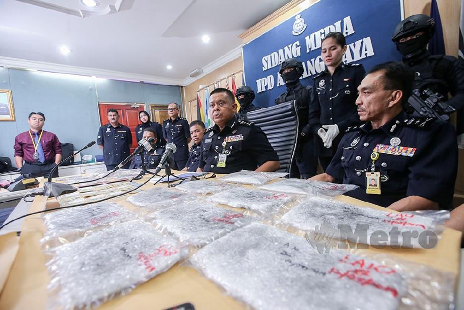 KAMARULZAMAN (tengah) pada sidang media di Ibu Pejabat Polis Daerah Ampang Jaya, 13 Mei lalu berhubung kejayaan menumpaskan sindiket penyeludupan dan pengedaran dadah. FOTO Azhar Ramli