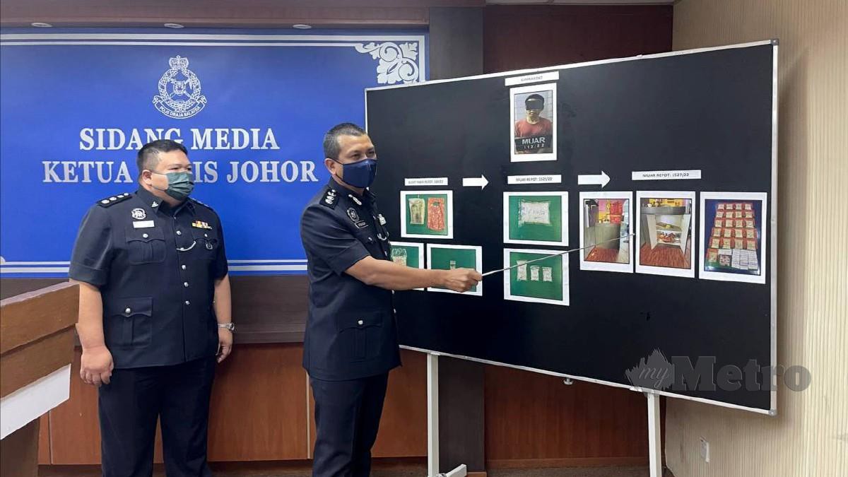 Mohd Afzanizam (dua dari kanan) menunjukkan antara barang rampasan hasil penahanan seorang lelaki tempatan bersama dadah dalam tiga serbuan berasingan di sekitar Muar ketika sidang media di IPK Johor, Johor Bahru hari ini. Foto Nur Aisyah Mazalan 