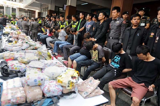 Sebahagian daripada 21 lelaki yang ditahan kerana cuba menyeludup ratusan kilogram dadah menggunakan kereta api dari Thailand ke Malaysia, dua minggu lalu. - Foto FAIL/Agensi