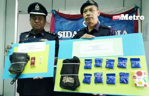Ketua Polis Daerah Hulu Terengganu Deputi Superintendan Hussin Deraman (kanan) menunjukkan dadah yang dirampas. - Foto NAZDY HARUN