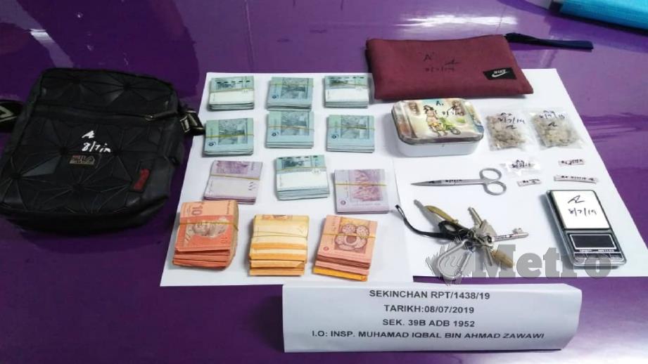 Dadah jenis heroin dan wang tunai yang dirampas daripada dua beranak dalam serbuan di sebuah rumah di Kampung Penerangan, Sekinchan di Sabak Bernam pada 8 Julai lalu. Foto Amirul Aiman Hamsuddin 