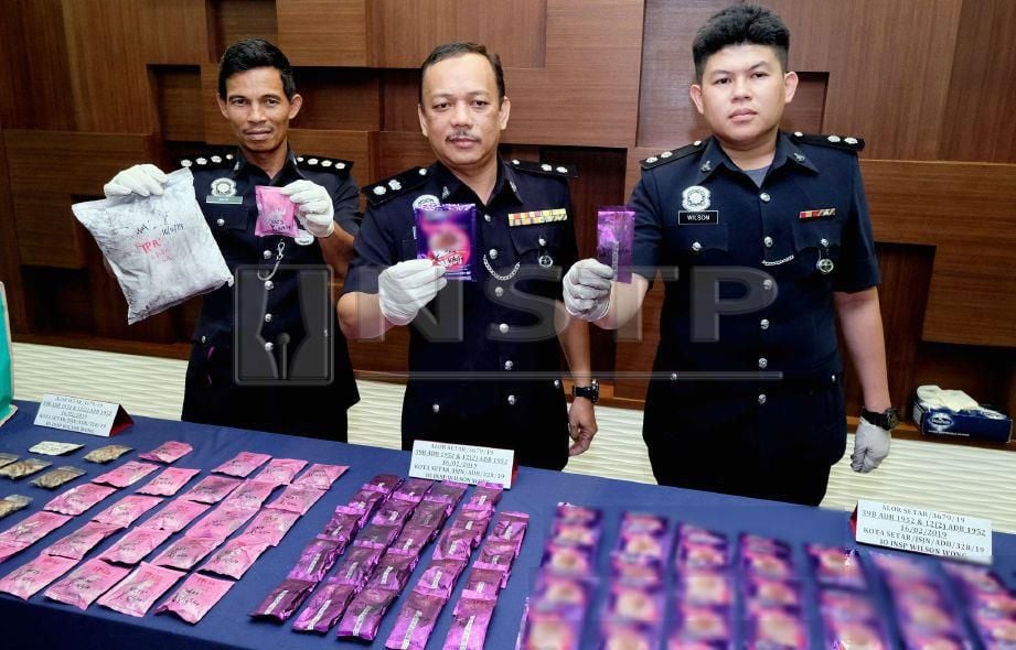 Helmi (tengah) menunjukkan dadah dibungkus seperti serbuk minuman ketika mengadakan sidang media di IPK Kedah. FOTO Amran Hamid
