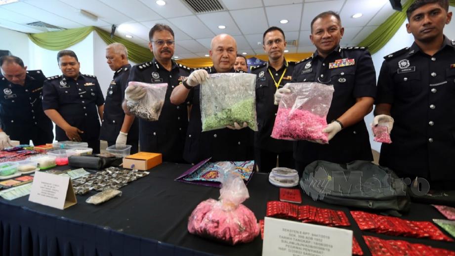 Ab Rashid (tengah) menunjukkan dadah yang dirampas dalam operasi di Petaling Jaya dan Shah Alam baru-baru ini. FOTO Saddam Yusoff