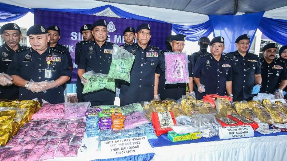 Mohd Khalil (tengah) menunjukkan dadah yang dirampas pada sidang media di Balai Polis Semenyih. FOTO Azhar Ramli