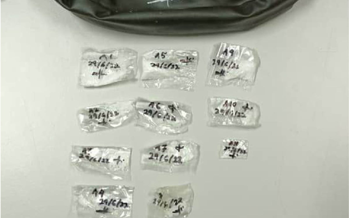Hasil pemeriksaan pihak polis ke atas beg sandang yang dipakai oleh  suspek telah menjumpai 11 paket plastik lut sinar disyaki dadah jenis Methamphetamine. FOTO Ihsan PDRM