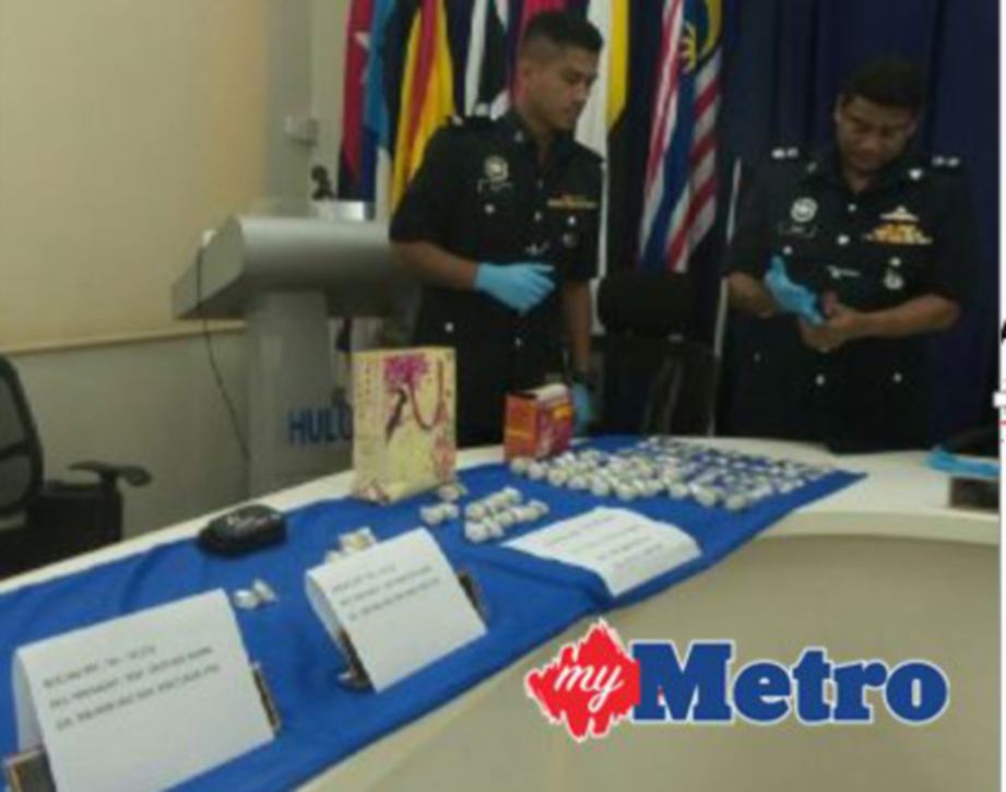 Ketua Polis Daerah Hulu Selangor Superintendan R Supramaniam (kanan) menunjukkan rampasan dadah daripada tiga individu di Lembah Beringin, Kerling, pagi semalam. FOTO Amrullah Abdul Karim