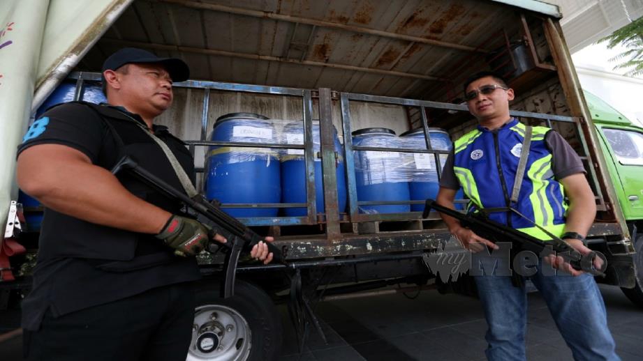 ANGGOTA JSJN Selangor lengkap bersenjata mengawal sebahagian daripada 143,240 kg dadah bernilai RM7.3 bilion untuk dilupuskan. FOTO IQMAL HAQIM ROSMAN