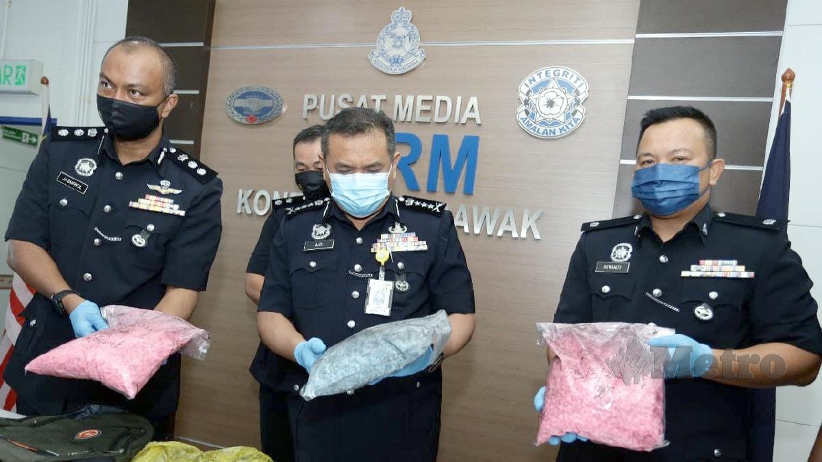 Aidi (tengah) menunjukkan dadah bernilai RM267,940 yang dirampas dari dua suspek di Kilometer 30 Jalan Serian-Tebedu. FOTO Nadim Bokhari