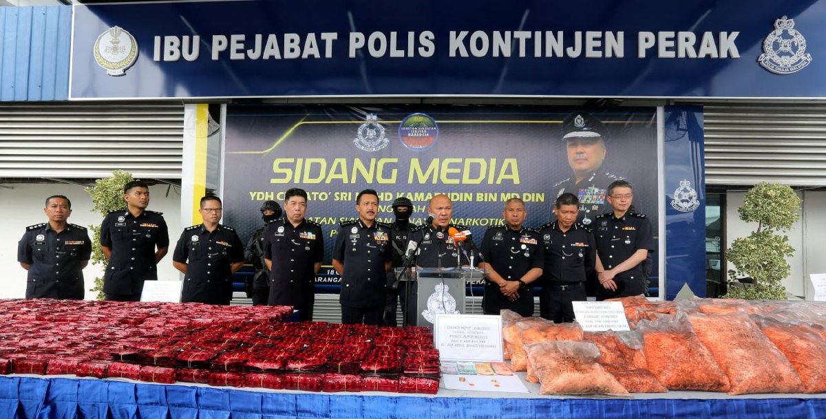 SEBAHAGIAN dadah jenis pil Erimin5 dan barangan yang dirampas dengan nilai keseluruhan lebih RM30 juta. FOTO L Manimaran.
