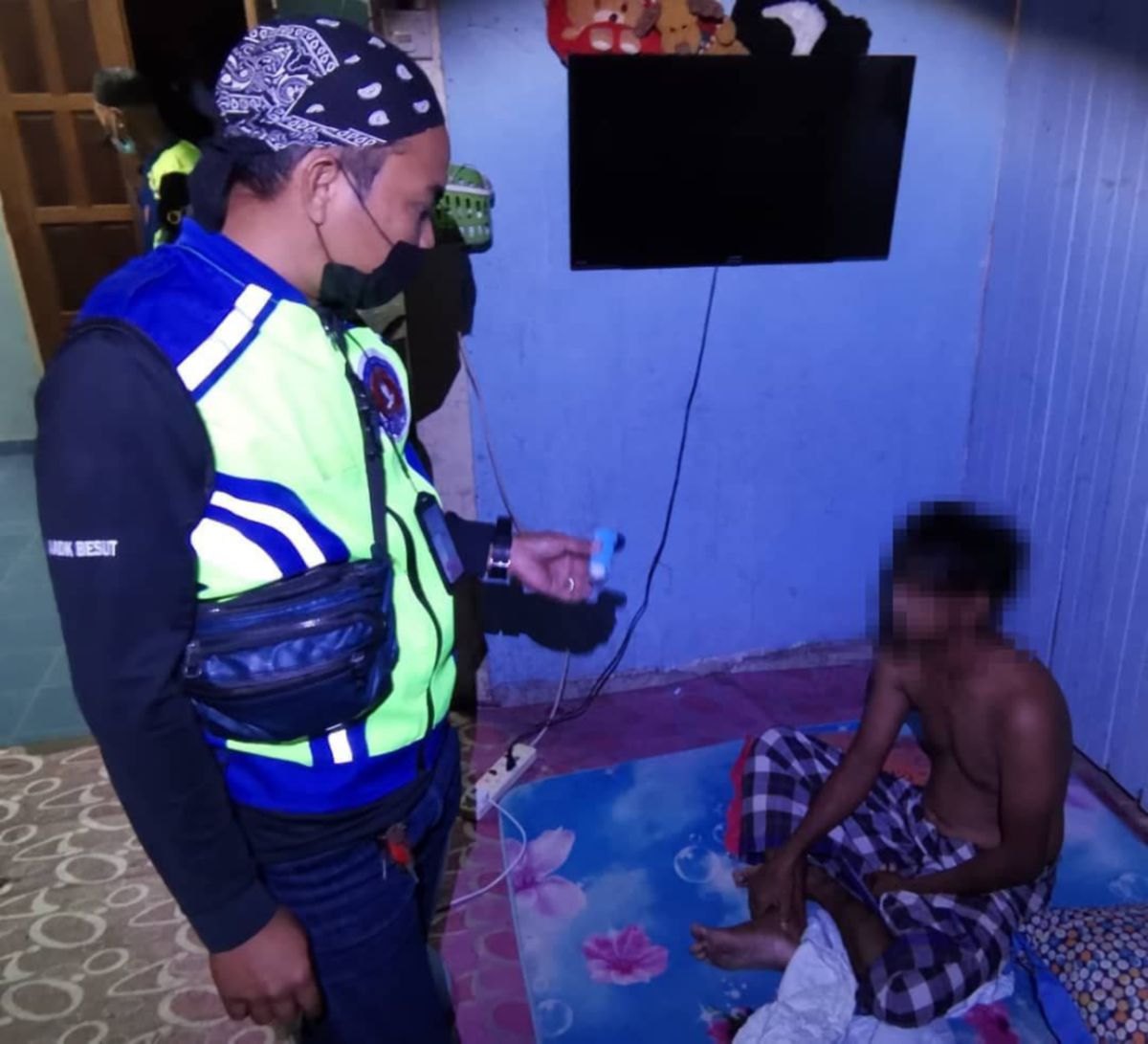 PESAKIT asma sanggup berjimat cermat menggunakan duit BPR untuk membeli bekalan dadah ditahan di rumahnya di Kampung Tasik Tok Lebai, Jertih, Besut kira-kira tiga pagi tadi. FOTO IHSAN AADK