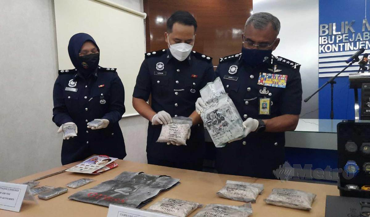 RAMLI (kanan) menunjukkan rampasan dadah dan sitaan harta di Kuantan. FOTO Asrol Awang