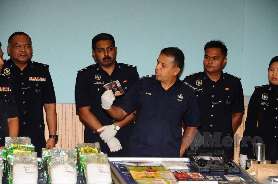AYOB KHAN (tengah) menunjukkan barang rampasan pada sesi sidang media di Ibu Pejabat Polis Kontinjen (IPK) Johor hari ini. FOTO NURUL AMANINA SUHAINI