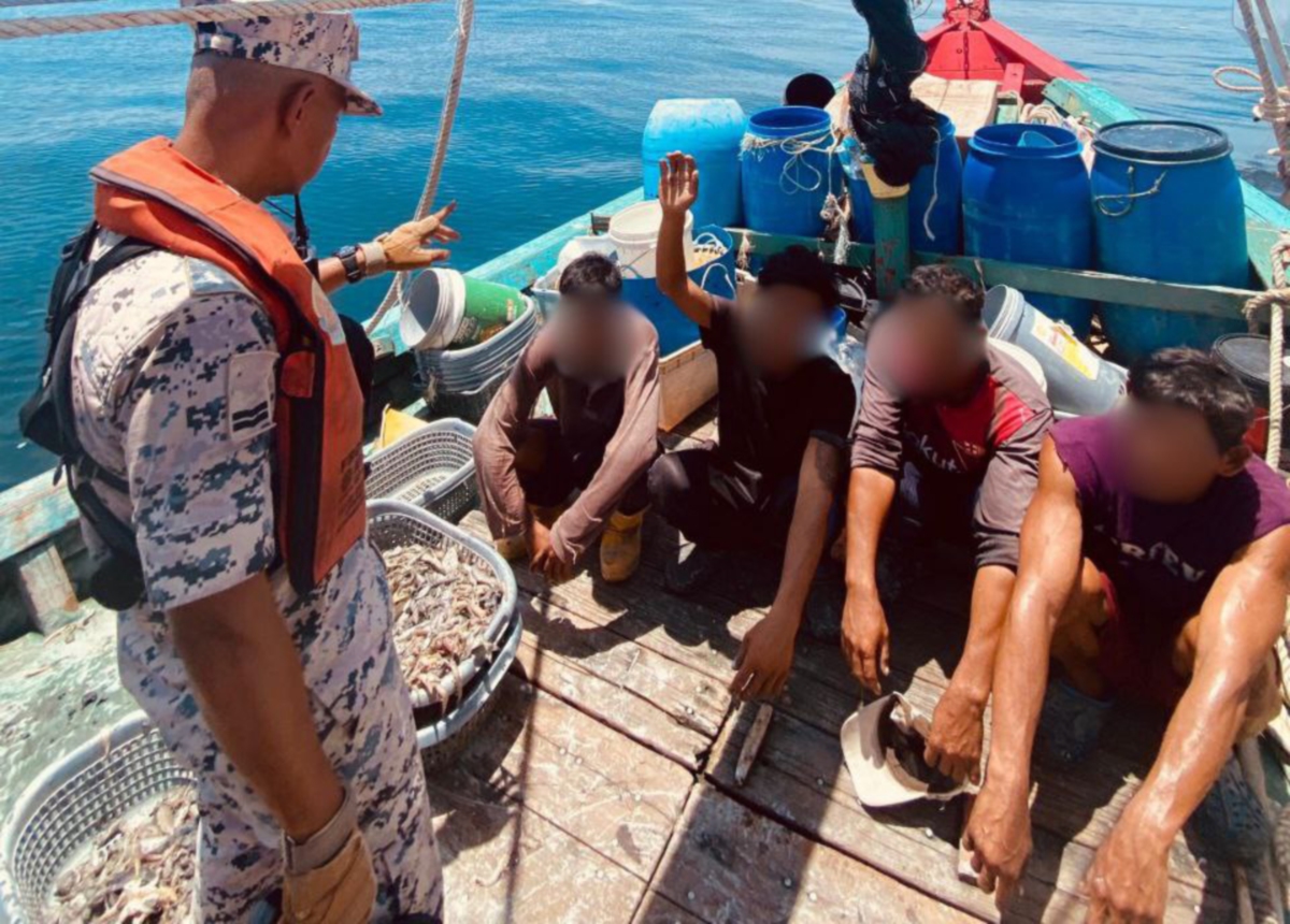 Maritim Malaysia Selangor menahan empat nelayan warga asing yang sedang leka menangkap ikan menggunakan pukat tunda bersama barang terlarang di kedudukan kira-kira 10.8 batu nautika barat Sekinchan, Ahad lalu. FOTO IHSAN MARITIM MALAYSIA SELANGOR