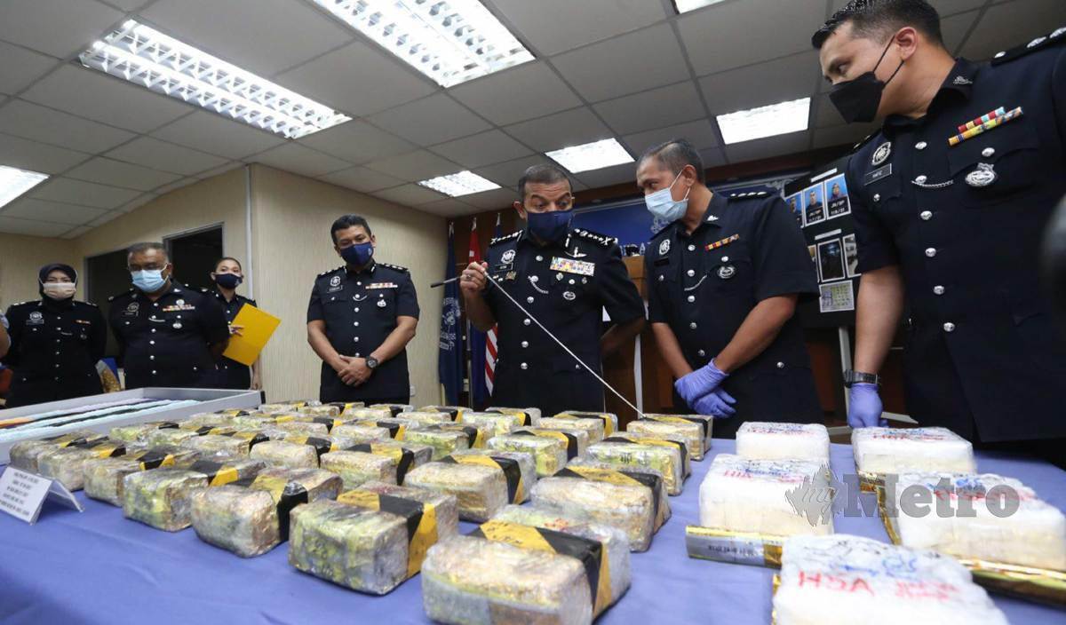 AYOB Khan (tiga kanan) melihat barang rampasan berkaitan tangkapan sindiket penyeludupan dadah ke negara jiran dalam tempoh Pelan Pemulihan Negara (PPN) pada sidang media di IPK Johor. FOTO Nur Aisyah Mazalan