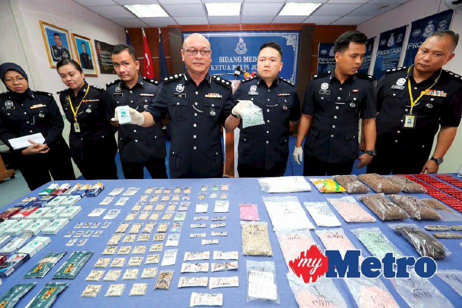 Lucas (tengah) menunjukkan dadah yang dirampas dalam Operasi di sebuah premis di Johor Bahru pada sidang media di Pusat Media, IPK Johor, Johor Bahru. FOTO Zain Ahmed