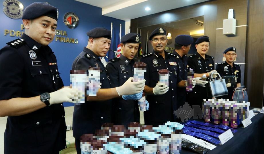 MAIDU (empat dari kiri) bersama pegawainya menunjukkan jus dadah dirampas daripada suspek pada sidang media di IPK Pulau Pinang, hari ini. FOTO Mikail Ong