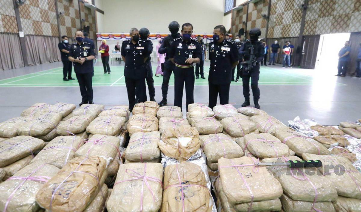 RAZARUDIN (tengah) melihat rampasan dadah bernilai RM 14.33 juta ketika selepas sidang media di Dewan Dato Onn, IIbu Pejabat Polis Kontijen (IPK) Johor. FOTONur Aisyah Mazalan